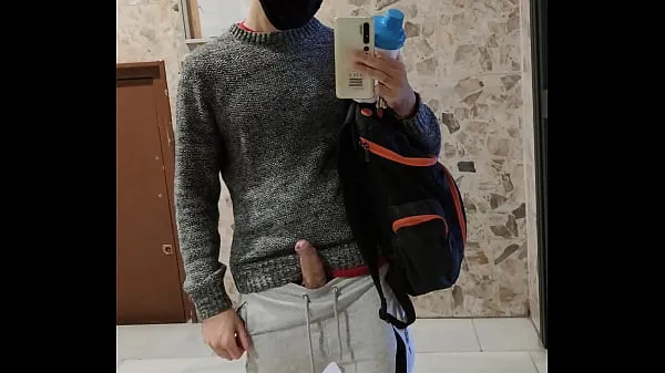 Gros Le voisin me surprend avec sa bite Tube total