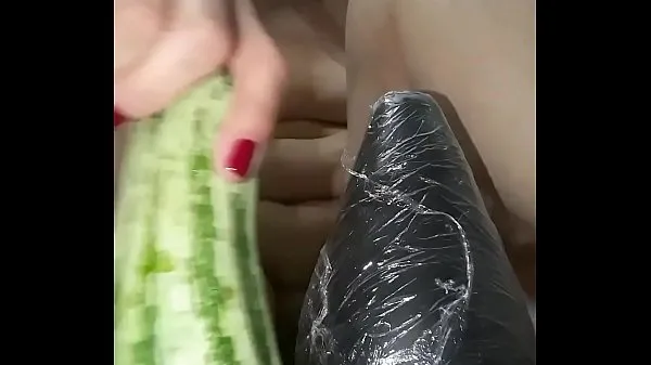 Büyük A vadia não se contenta só com b., adora arrebentar o rabo numa abobrinha grande e grossa até ficar com a borda do cu frouxa toplam Tüp