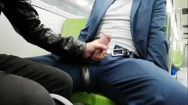 Grande Cruzando no metrô com um garoto envergonhado tubo total