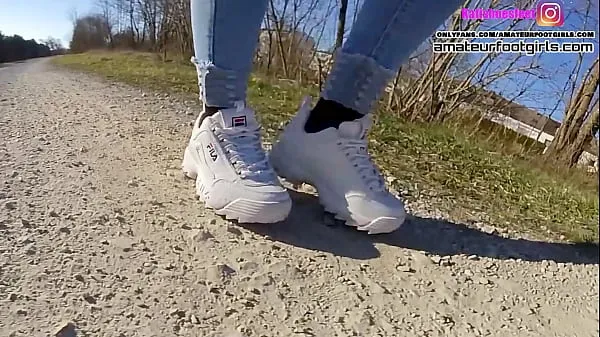 Gros Pieds en nylon Pretty Sexy Fila Disruptor Shoeplay Pieds en nylon et Crush Trample fille joue avec ses baskets Fila en sueur et montre ses bas nylons humides et puants Fila en sueur et puante Tube total