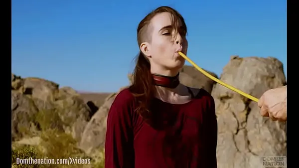 Gran La pequeña y hardcore masoquista sumisa Brooke Johnson bebe orina, recibe una paliza fuerte y recibe una severa sesión de beso negro en las rocas del desierto de Joshua Tree en este documental de Domthenation tubo total