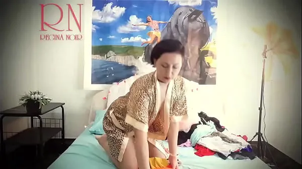 大夫人脱下她的白色内裤和跳舞的醉酒。 显示猫。 预告片 家庭主妇在床上摆出性感的内衣和衣服。 她试穿内裤，紧身胸衣，胸罩，袜子，长筒袜，紧身衣，闲荡。 复古怀旧风格 荡妇在性感的衣服摆姿势精美 母 显示抚摸她的阴户和手淫总管