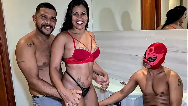 Grande Trio amatoriale con la cagna che si diverte molto nel sesso anale con i maschi al motel di Rio de Janeiro tubo totale