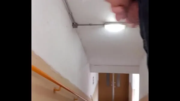 Gros Flash dick derrière un nettoyeur dans un escalier Tube total