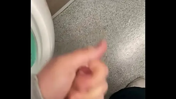 Gros Croisière dans les toilettes publiques avec éjaculation Tube total