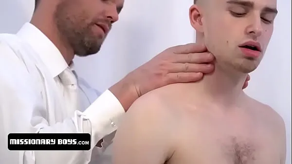 Grande Due ragazzi più grandi devono dimostrare la loro devozione alla chiesa e soddisfare questo sant'uomo in un trio bollente tubo totale