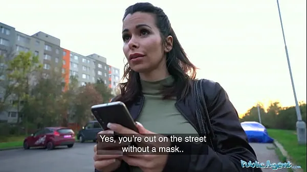 Grande Agente público Morena deslumbrante com peitos fantásticos transa com estranho para pagar multa tubo total