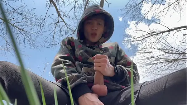 Grande Dolce ragazzo masturba il suo grosso cazzo (23 cm) all'aperto / Enorme sborrata in telecamera / Ragazzo universitario / Cazzo mostruoso tubo totale