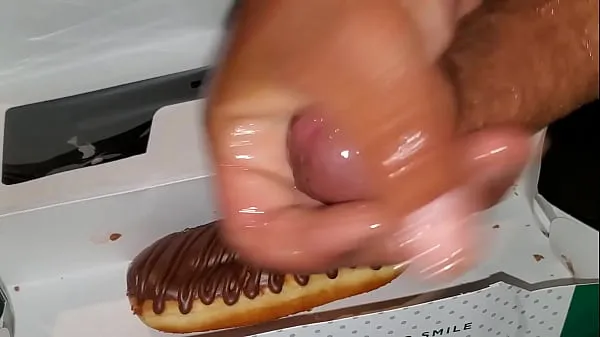 大きい Cumming my frosting on my Krispy Kream pastry 合計チューブ