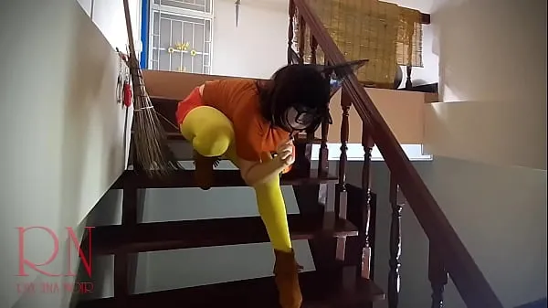 Gros Dirty Velma effectuant dans la vieille maison à l'escalier VELMA à la recherche de traces d'un crime SCOOBY DOO SCOOBY DOO, VELMA, regina noir, lingerie, bas, nylon, culotte, collants, collants, bikini, pin-up, nu, nu, masturbation Tube total