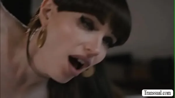 Velika Slutty shemale goes to the house of husbands friend and lets him massage her that,while massaging the masseur gets horny and he then licks her ass to makes it wet.In return,she throats his big cock first and lets him fuck wet ass so hard skupna cev