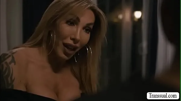Grande La matrigna latina TS seduce il suo bel figliastro per fare sesso con lei. Iniziano a baciarsi e poi lei si spoglia e ingoia il grosso cazzo del figliastro. In cambio, il figliastro le scopa il culo bagnato così profondamente e forte tubo totale