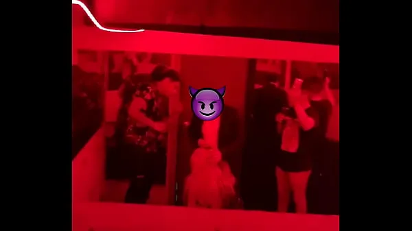大きい ANTROの夜は制御不能になり、私はみんなの前でオーラルセックスをします、彼らは私にそれをすべて飲み込ませます 合計チューブ
