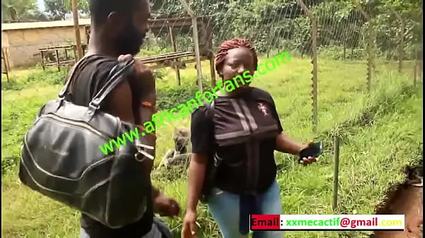 Gros baise publique de touristes dans un parc de Yaoundé lors de la Coupe d'Afrique des Nations de football au Cameroun. Cette femme se fait copieusement baiser en public par le touriste dans un parc Tube total