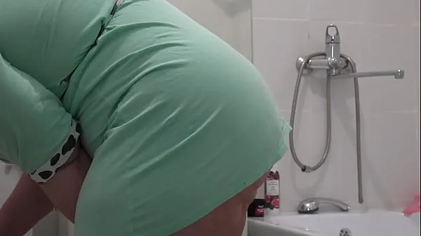 Gros Brosse de toilette dans la chatte anale et poilue pour le plaisir. Une milf potelée se masturbe et secoue un gros butin. Auriez-vous deviné comment utiliser une brosse WC Tube total