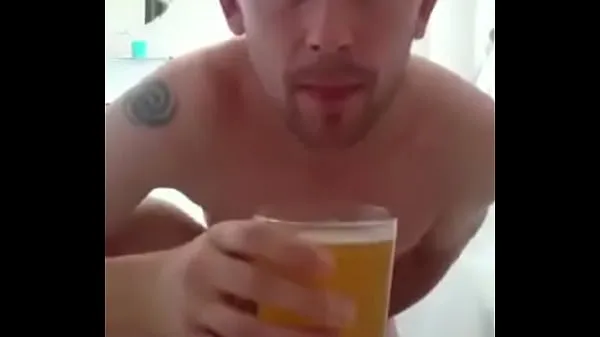 Clip sức mạnh UK fag Mark piss play and drinking tốt nhất