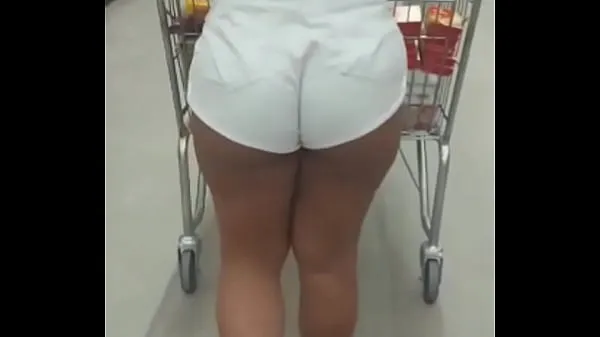 Gran showing her ass in the market tubo total