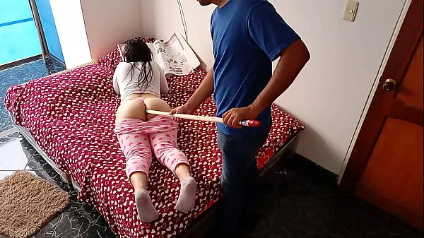 बड़ी जब हम घर पर अकेले होते हैं तो मैं अपने पड़ोसी की गांड में एक बड़ा डंडा चिपका देता हूँ, और जब तक मैं अंदर नहीं आ जाता, मैं अपना लंड उसकी गुलाबी योनि में चिपका देता हूँ, उन्होंने हमें लगभग पकड़ ही लिया थ कुल ट्यूब