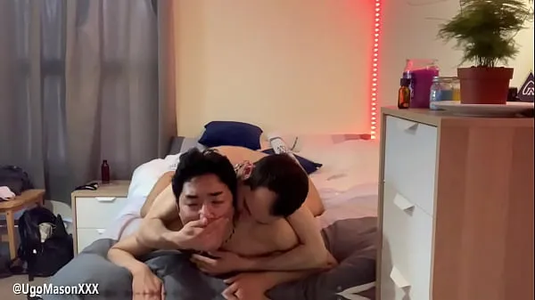 Gros Fit Jock Lad avec une grosse bite baise un minet asiatique avec un trou serré et jouit dans son cul Tube total
