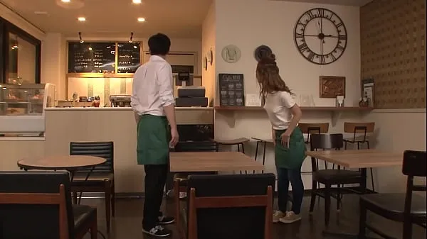 大不戴胸罩！？ 一个美丽的小乳房店员没有注意到她已经竖起的乳头，让我对她的工作外表感到兴奋......[第 2 部分总管
