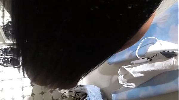 大在更衣室與我的放蕩女友公開做愛，並在她的嘴裡射精总管