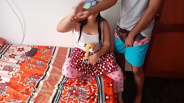 बड़ी वह अपने कामुक पड़ोसी को चोदता है: वह मेरा अंडरवियर नीचे खींचता है ताकि मैं अपनी कुंवारी बिल्ली देख सकूं और मैं उसका बड़ा लिंग चूसती हूं, वह मुझे वीर्य से भरने के बाद एक अच्छा भरवां जानवर देता ह कुल ट्यूब