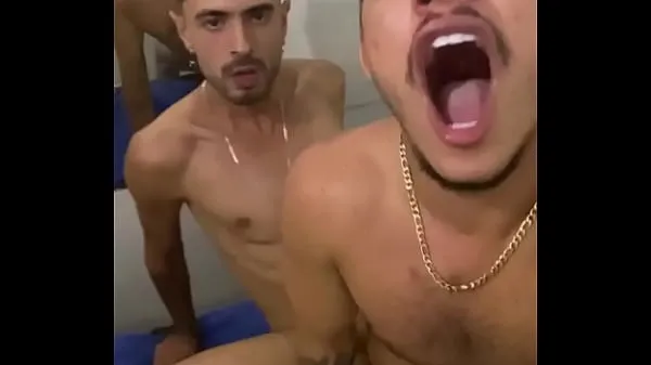 Gros Pauzudo m'a mis dans la petite chambre et a enroulé ma queue, a enfoncé sa grosse bite jusqu'à ce que je demande d'arrêter. Avec DallonGP Tube total