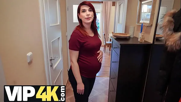 Gros DETTE4k. Un agent de banque retarde une MILF enceinte en échange d'un rapport sexuel rapide Tube total