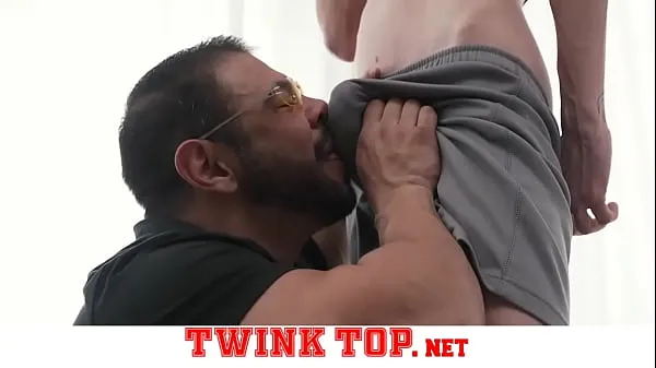 إجمالي Latino bear ass fucked by cute skinny twink أنبوب كبير