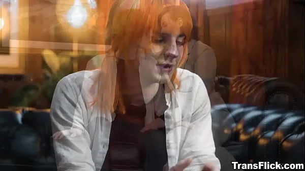 Grande La paziente trans Jean Hollywood si scopa il dottor Casey Calvert. La dottoressa Casey è con il suo prossimo cliente, Jean sta lottando con la loro identità di genere, quindi la dottoressa Casey è sempre dalla sua parte per aiutare tubo totale