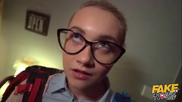 Gros Fake Hostel Halloween Special - The Haunted Locker - Une douce jeune femme excitée aux petits seins devient super mouillée en chevauchant une énorme bite d'un homme plus âgé Tube total