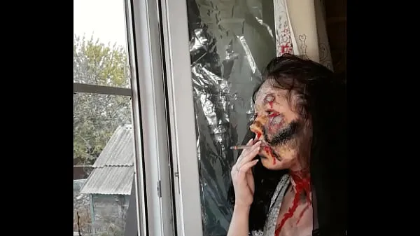 Μεγάλο wife smokes cigarette makeup zombie συνολικό σωλήνα