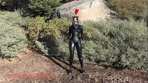 Suuri Latex Ponygirl Training Outdoors kokonaisputki