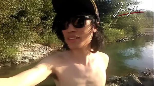 Große Jon Arteen ist dieser schlanke asiatische Twink-Boy, der auf dem Fluss einen musikalischen Striptease tanzt und lächelnd seine vollen Schamhaare zeigt, die Outdoor-Schwulenpornos mit einem Turnschuh- und Unterwäschefetisch machenGesamtröhre