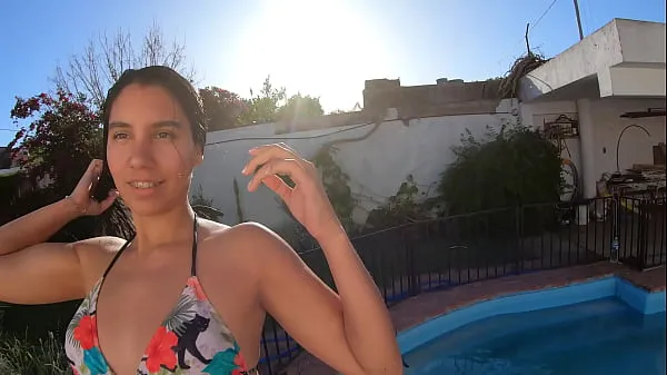 Gros Gros cul béant au bord de la piscine Tube total