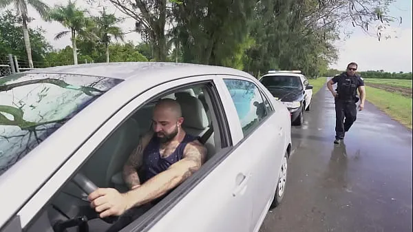 Grande GAYWIRE - Policial Garanhão Musculoso Fode Exibidor de Pênis em Público tubo total