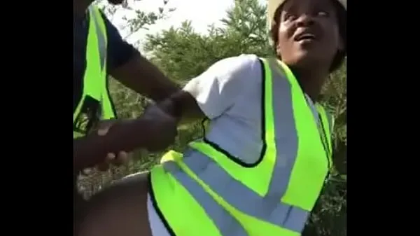 Большая African Contractors берет перерыв в работе общая трубка