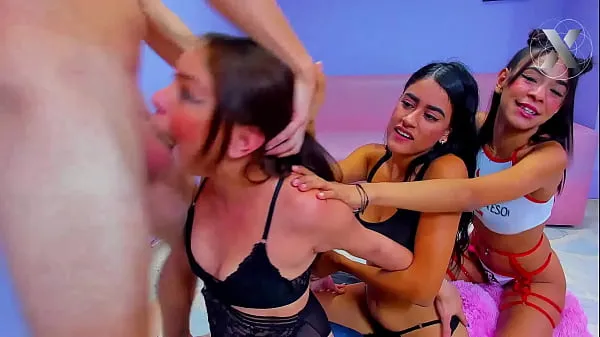 Grande tre troie arrapate succhiano il cazzo del loro compagno di stanza quando dovrebbero essere in classe tubo totale