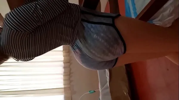 大きい 彼女をベッドの端に置いて激しく挿入し始めると、貪欲で貪欲な義理の娘は喜びに濡れ、私の巨大なチンポを彼女のタイトな膣の奥深くまで挿入しました 合計チューブ