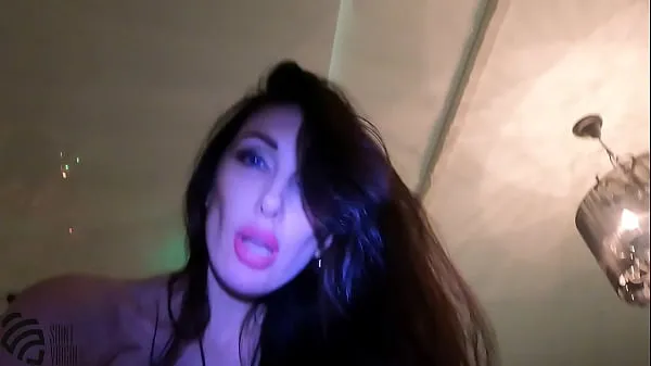 Gros Le mari a vu sa femme dans une boîte de nuit puis l'a baisée durement Tube total