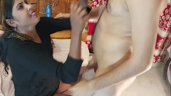 Grande Una dolce ragazza innocente si fa leccare la figa stretta della giovane donna e poi succhia il cazzo. Coppia di sesso Desi in video casalingo, Manik Mia e Mst Sumona tubo totale
