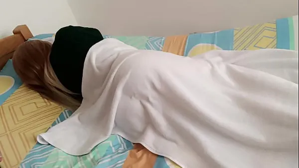 Grande Cada vez que estamos sozinhos e eu a encontro na cama com a bunda descoberta eu fodo com ela e a encho de porra a noite toda tubo total