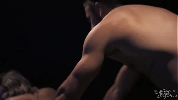 Μεγάλο Emma Rose Puts Glow In The Dark Light On Her Ass For Dante Colle To See It Even If It's Dark - Trans Angels συνολικό σωλήνα