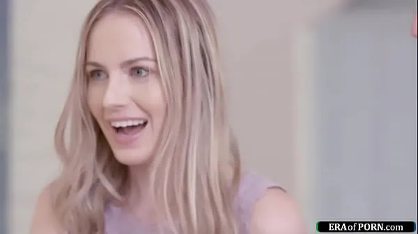 Gros Un mec baise une blonde comme une femme voyeur le voit Tube total