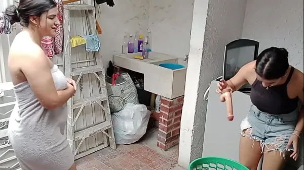 大きい 上司の部屋で使用済みの精液付きディルドを見つけ、彼女はそれを取りに来て、私をほのめかし、彼女は私を脱がせ、彼女は私の猫に彼女の舌を入れ始めました、私たちはおいしく犯されました 合計チューブ