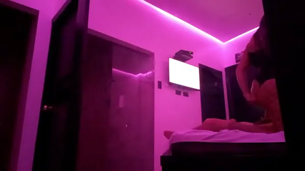 Grande dando aulas virtuais de como foder no bordel, um cliente que estava mais satisfeito com o sexo intenso que eu lhe dava, oferecia-lhe penetrações com muitos orgasmos, mas com camisinha tubo total