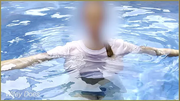 Veľká Amazing wife in Wet T-shirt in the hotel Pool | Risky public exhibitionist trubica spolu