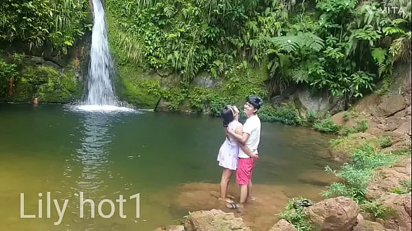 Gros Enfin nous sommes dans la cascade l'eau est parfaite (deuxième partie Tube total