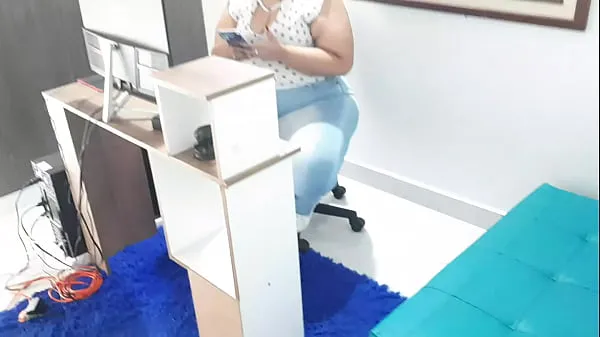 Gros La pute de ma secrétaire me suce la bite Tube total