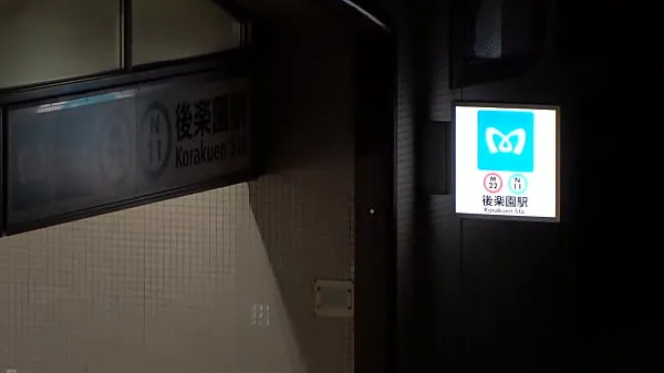 大总之，调皮的Akane回来了! 她并不害怕在大冬天里打开她的裸腿和乳房! 从一开始就享受充满情欲的性爱吧总管